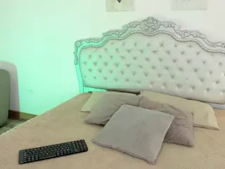 NiaColussi's Live Sex Cam Show