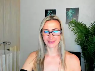HappySmileee's Live Sex Cam Show