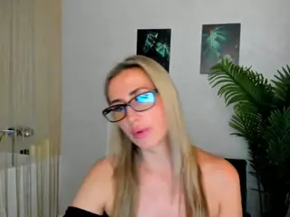 HappySmileee's Live Sex Cam Show