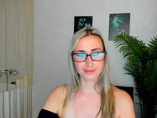 HappySmileee's Live Sex Cam Show
