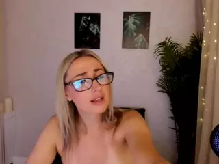 HappySmileee's Live Sex Cam Show