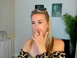 HappySmileee's Live Sex Cam Show