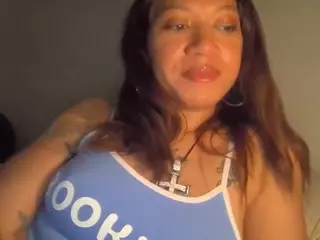 Slimthickxxx's Live Sex Cam Show