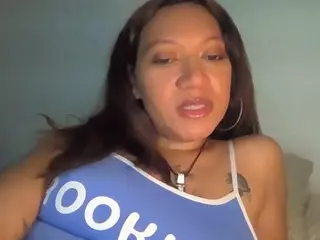 Slimthickxxx's Live Sex Cam Show