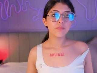 Live cam show with Curvy Corinne