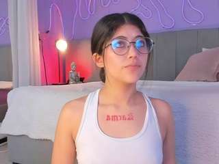 Live cam show with Curvy Corinne