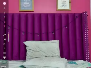 petitelittleebonyy's Live Sex Cam Show