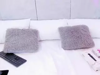 AvyMilton's Live Sex Cam Show