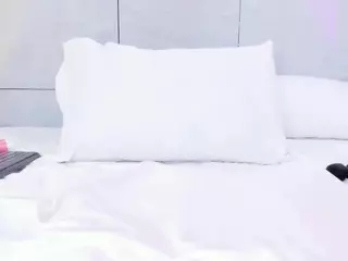 AvyMilton's Live Sex Cam Show