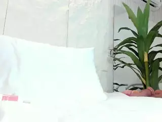 AvyMilton's Live Sex Cam Show
