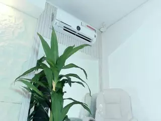 AvyMilton's Live Sex Cam Show