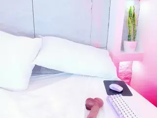 AvyMilton's Live Sex Cam Show