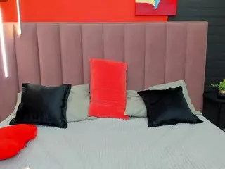 LindaInsatiable's Live Sex Cam Show