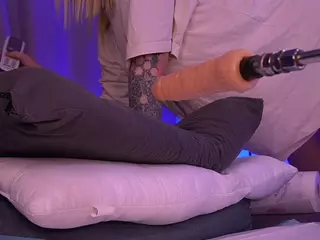 Yelloweaa's Live Sex Cam Show