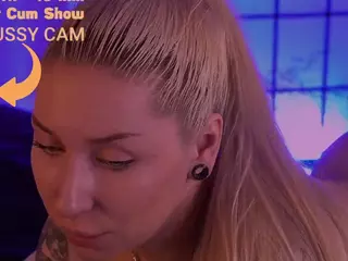 Yelloweaa's Live Sex Cam Show