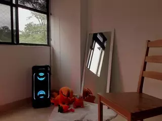 LittleDanni's Live Sex Cam Show
