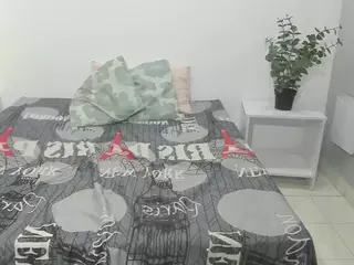 naughtymilfgela's Live Sex Cam Show