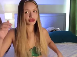 KiraMegan's Live Sex Cam Show