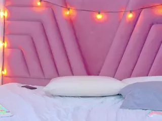 hornybarelylegalgirl's Live Sex Cam Show