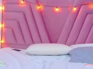 hornybarelylegalgirl's Live Sex Cam Show