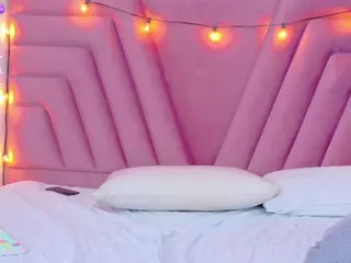hornybarelylegalgirl's Live Sex Cam Show