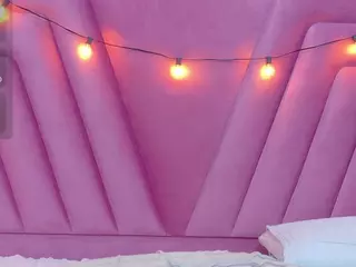 hornybarelylegalgirl's Live Sex Cam Show