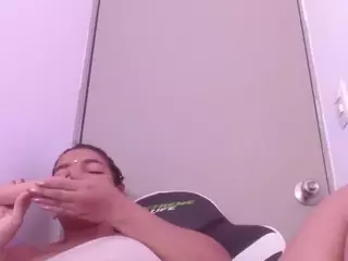 Chloee-Hott's Live Sex Cam Show