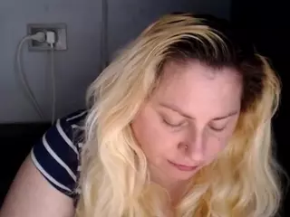 candycream17's Live Sex Cam Show