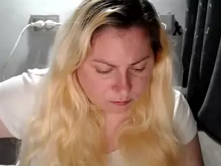 candycream17's Live Sex Cam Show