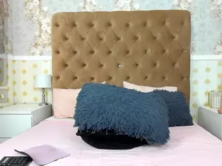 Vivian-Cross's Live Sex Cam Show