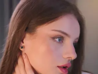 Bella's Live Sex Cam Show
