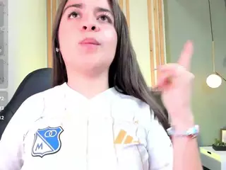 Brunettee-1's Live Sex Cam Show