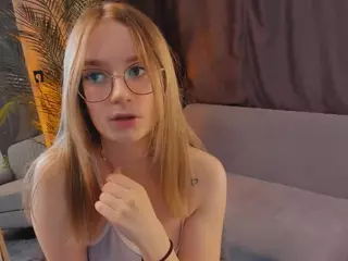 ZaraBrougham's Live Sex Cam Show