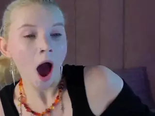 EdlaBuskey's Live Sex Cam Show