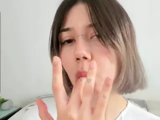 ElvinaClagg's Live Sex Cam Show