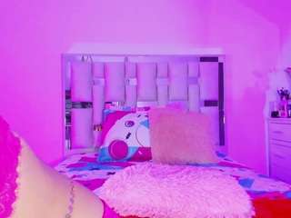 Live cam show with emili-clark