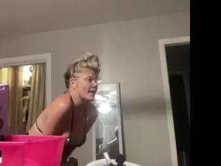 itsnaughtyjenna's Live Sex Cam Show