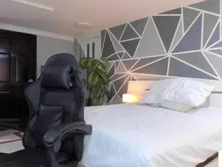 charolbruce's Live Sex Cam Show
