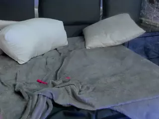 LaurynAndNarem's Live Sex Cam Show