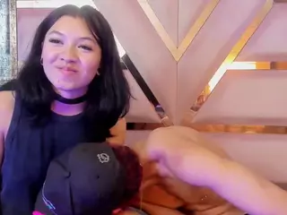 LaurynAndNarem's Live Sex Cam Show