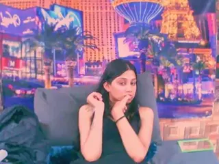 IndianPrettySmile's Live Sex Cam Show
