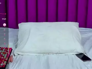 innocenthazel's Live Sex Cam Show