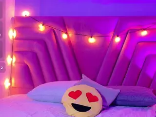 innocenthazel's Live Sex Cam Show