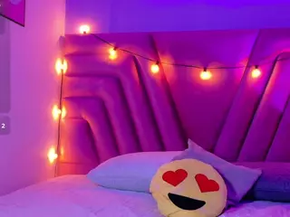 innocenthazel's Live Sex Cam Show