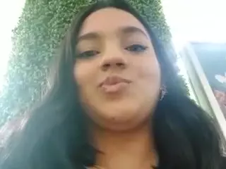 xvarelylegalx's Live Sex Cam Show