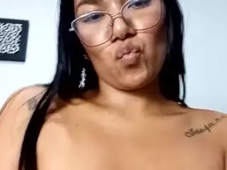 xvarelylegalx's Live Sex Cam Show