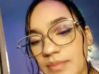 xvarelylegalx's Live Sex Cam Show