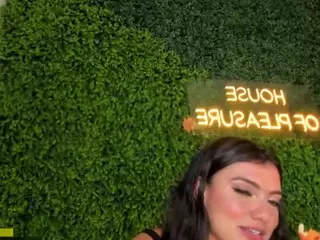 emmily-z's Live Sex Cam Show