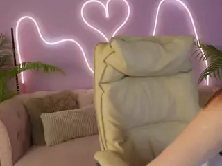 LovelyyLilu's Live Sex Cam Show