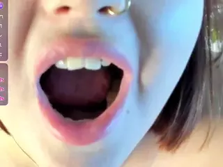ElwynaHiatt's Live Sex Cam Show